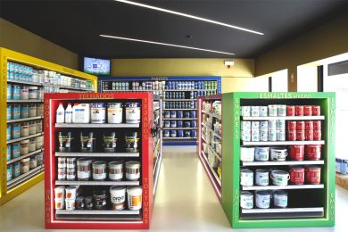 Loja de comércio de tintas com iluminação Tromilux